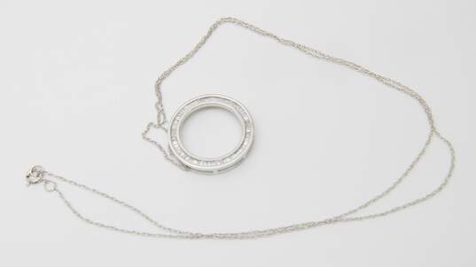 10K White Gold 0.33 CTTW Baguette Diamond Circle Pendant Necklace 2.0g image number 2