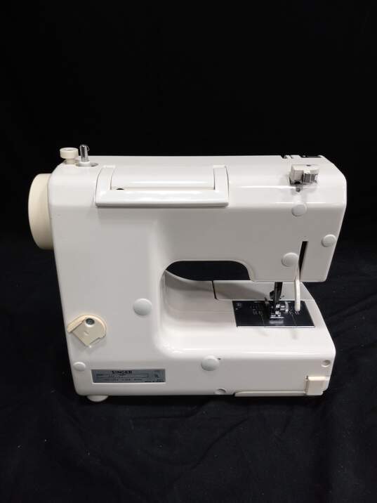 Singer Merrit Model 212 Small Sewing Machine image number 4