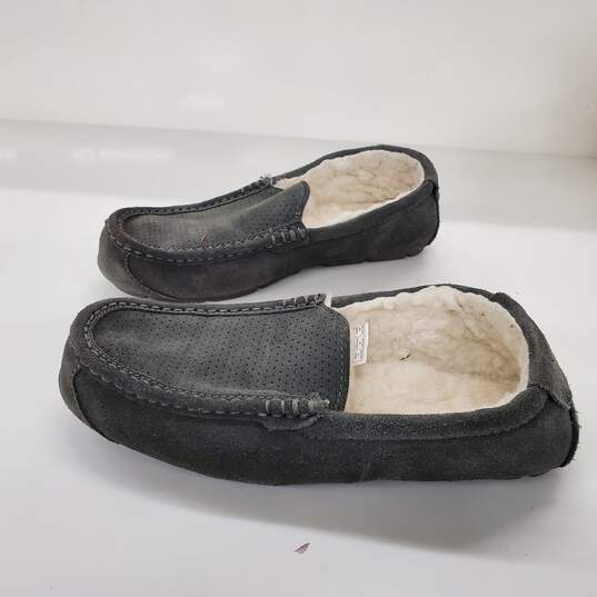Koolaburra by Ugg Tipton Emboss Faux Fur Lined Gray Suede Slippers Men's Size 9 image number 2