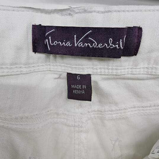 White Bermuda Crop Shorts With Belt image number 3