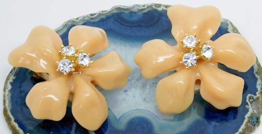 KJL Kenneth Jay Lane Goldtone Peach Plastic & Rhinestones Flower Clip On Earrings 24.1g image number 3