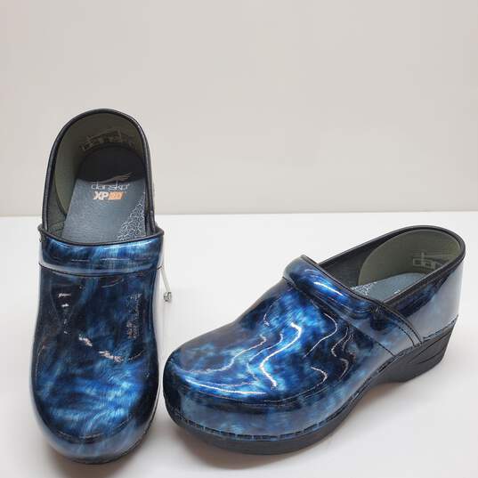 Dansko Crinkle Patent Leather Work Clogs Women's Size 40 image number 1