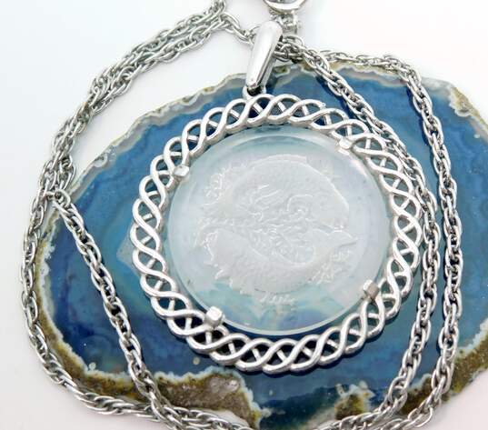 Vintage Crown Trifari Silvertone Pisces Fish Zodiac Intaglio Glass Braided Circle Pendant Chain Necklace 23.6g image number 4