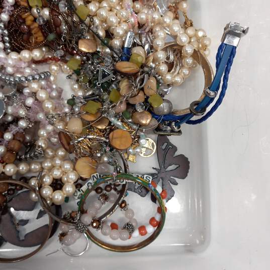 7.7lb Bulk of Mixed Variety Costume Jewelry image number 3