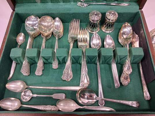 WM A Rogers Silver-plated Flatware Set & Case image number 4