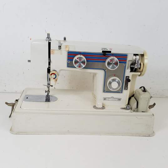Good Housekeeper Sewing Machine with Cover Hood image number 4