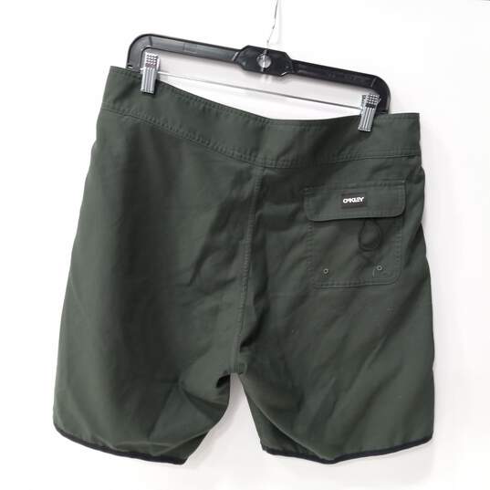 Oakley Men's Green Performance Fit Drawstring Shorts Size 33 image number 2