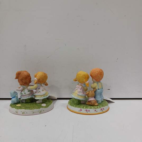 Pair of Figurines Helping Hands & Wonder Of Nature In Box image number 2