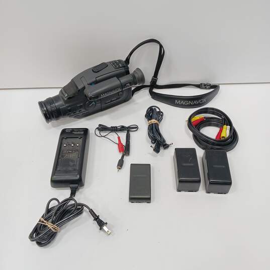 Magnavox Easycam VHS Video Camera CVN610AV01 Bundle image number 1