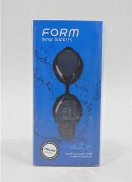 Sealed Form Swim Goggles With Smart Display