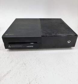 Xbox one 500Gb w/kinect 2 controllers and 2 games alternative image