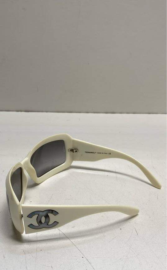 Chanel 5076-H Mother of Pearl Logo Sunglasses Glossy White One Size image number 3