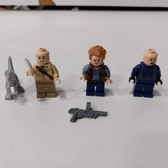 7pc Bundle of Assorted Lego Jurassic World Minifigures image number 3