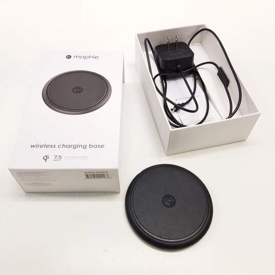 Bundle of 2 Assorted Wireless Phone Chargers image number 3