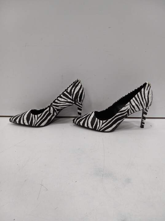 Women's Black & White Zibra Print Michael Kors PV21B Shoes Size 7 1/2 image number 2