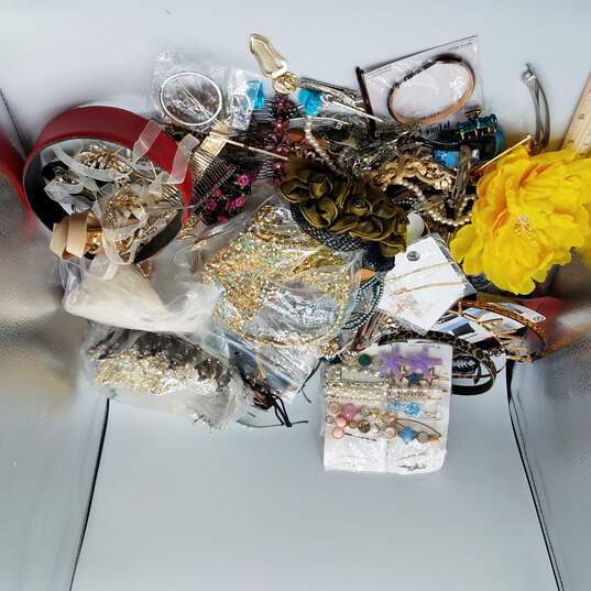 Hair Accessories Mixed Lot, 5.4lbs image number 1
