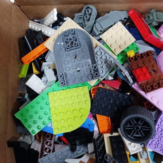8.7 Pounds of Assorted Lego Bricks, Pieces and Parts image number 2