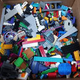 9.9lb Lot of Assorted Lego Building Bricks and Pieces