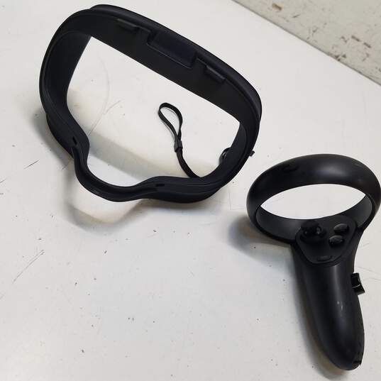 Oculus Quest Standard Facial Interface and Oculus Touch Controller (Left) Bundle image number 2