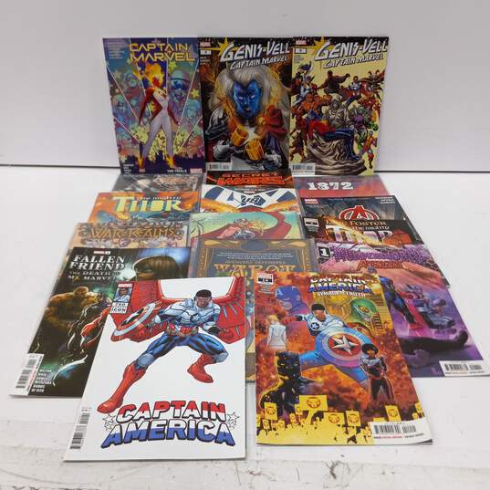 Bundle of 17 Avengers Comic Books (9lbs) image number 1