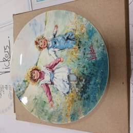 Bundle of 4 Vintage Collector's Plates alternative image