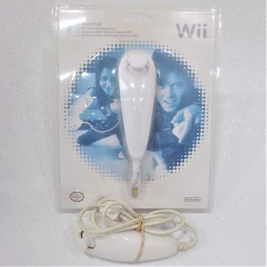 Nintendo Wii W/ 2 Controllers & 2 Games image number 9