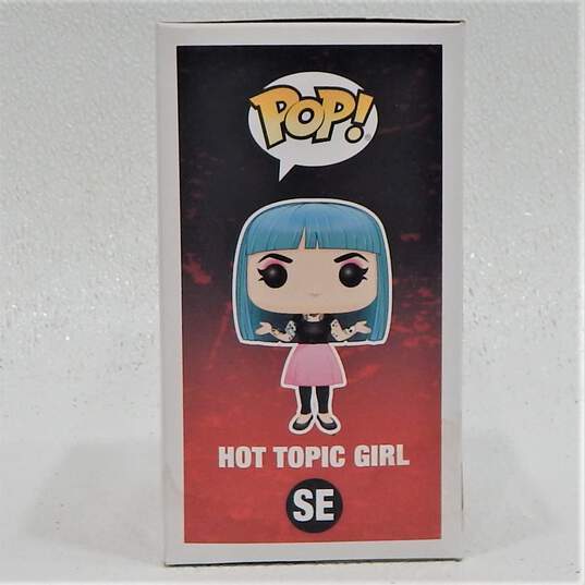 Funko Pop! SE Hot Topic Girl And HT Nerdette image number 9