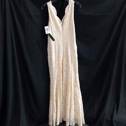 Women's Nicole Miller V-Neck Lace Formal Gown Sz 6 NWT alternative image