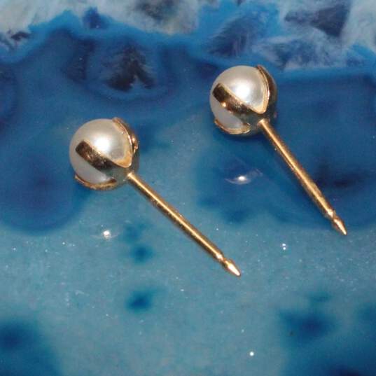 14K Yellow Gold Faux Pearl Stud Earrings - 0.4g image number 2