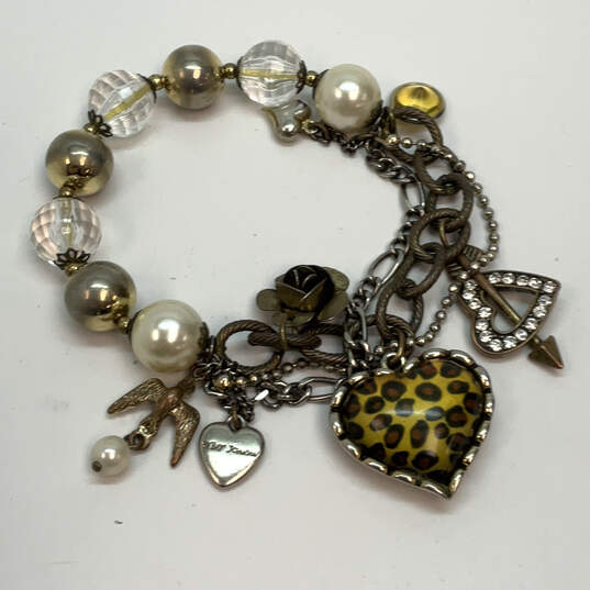 Designer Betsey Johnson Two-Tone Fashionable Pearl Heart Charm Bracelet image number 3
