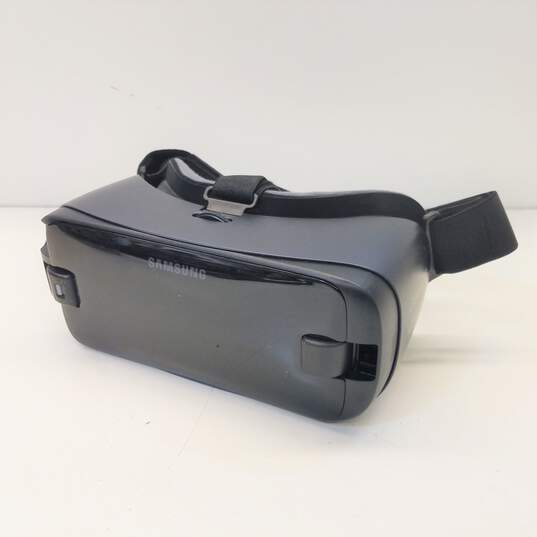 Hurtig Bore Hører til Buy the Samsung Gear VR Headset with Controller Powered by Oculus |  GoodwillFinds