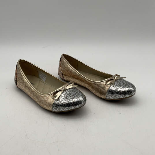 Womens Gold Silver Leather Bow Round Toe Slip On Ballet Flats Size 4 image number 3