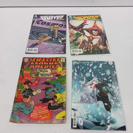 Bundle of 10 Justice League DC Comic Books image number 4