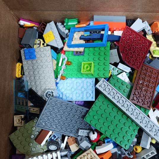 7.6 Pounds of Assorted Lego Bricks, Pieces and Parts image number 3