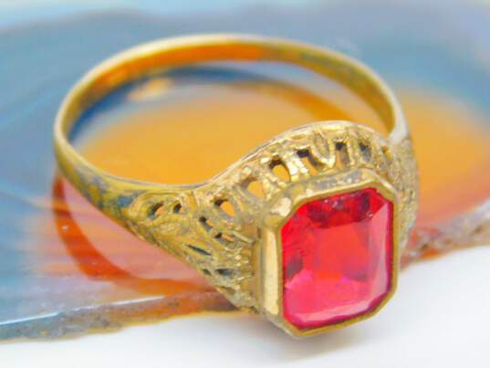 Vintage 10K Yellow Gold Red Glass Solitaire Filigree Accent Ring 1.8g image number 3
