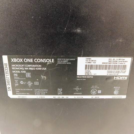 Xbox one 500Gb w/kinect 2 controllers and 2 games image number 5