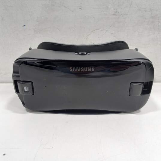 Samsung Gear VR w/ Controller In Box image number 3