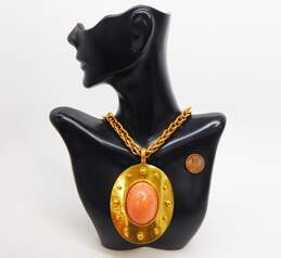 VNTG Bill Smith Of Richelieu Faux Coral Cabochon Gold Tone Necklace 155.5g alternative image