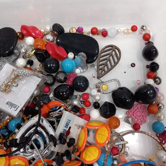 7.2lb Bundle of Mixed Variety Costume Jewelry image number 2
