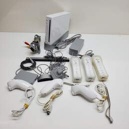 Nintendo Wii Console Bundle w/ 3 Controllers + Extras (Powers On)