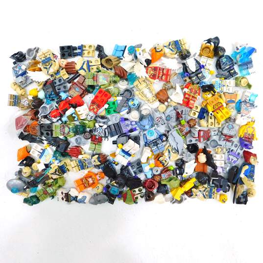10.2 oz. LEGO Legends of Chima Minifigures Bulk Lot image number 1