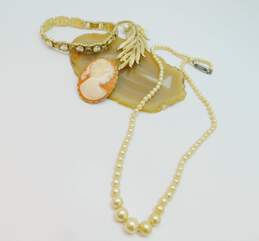 VNTG Lee Co Gold tone Faux Pearl & Faux Cameo Costume Jewelry