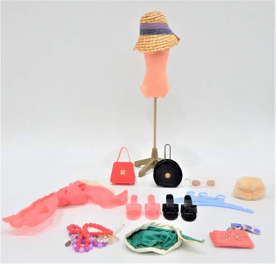 Deluxe Reading Candy Fashion Grocery Store Doll W/ Clothing Outfits Accessories Necklaces image number 2