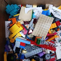 9.3lb Bundle of Assorted Lego Building Bricks and Pieces alternative image