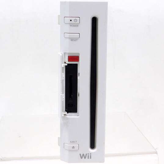 Nintendo Wii w/ 4 Games Wii-mote and Cables image number 4