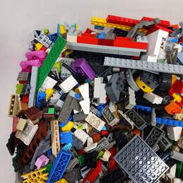9.3lb Bulk of Assorted Lego Building Blocks and Pieces