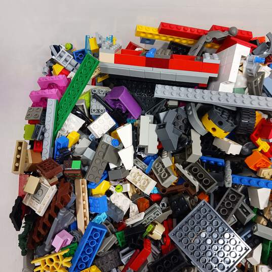 9.3lb Bulk of Assorted Lego Building Blocks and Pieces image number 1
