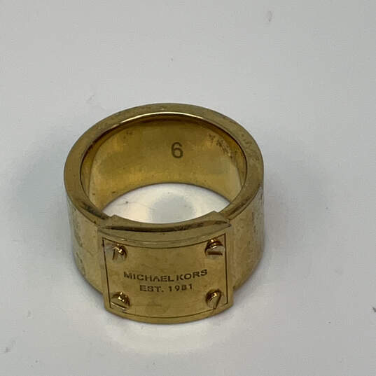 Designer Michael Kors Gold-Tone Steel Plate Round Shape Wide Band Ring image number 1