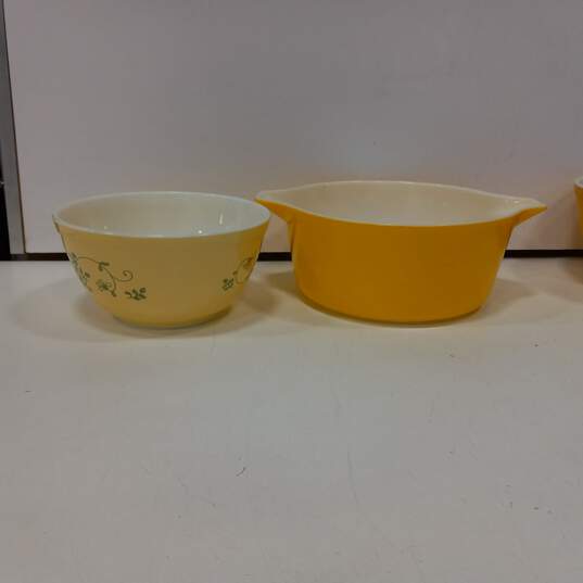 Bundle of 4 Assorted PYREX Bowls & Baking Dishes image number 2