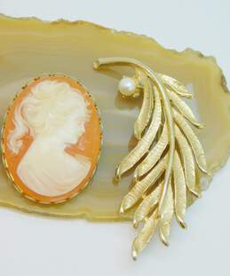 VNTG Lee Co Gold tone Faux Pearl & Faux Cameo Costume Jewelry alternative image